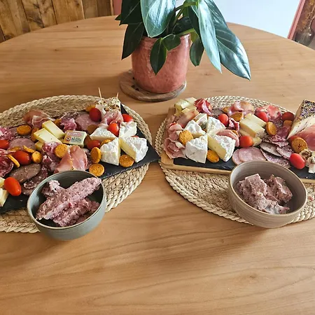 Nos Jours Heureux - L'idylle, De Caractere Feriehus Etienville