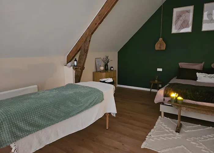 Nos Jours Heureux - L'idylle, De Caractere Tatil Evi Etienville