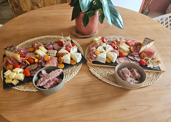 Nos Jours Heureux - L'idylle, De Caractere Tatil Evi Etienville