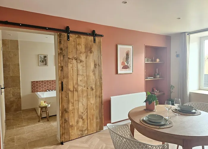 Nos Jours Heureux - L'idylle, De Caractere Tatil Evi Etienville